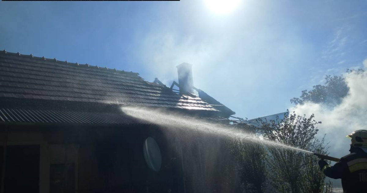 Kigyulladt egy kb. 40 négyzetméteres fatároló melléképület